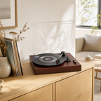 Platine Sillon acajou posée sur un buffet en chêne