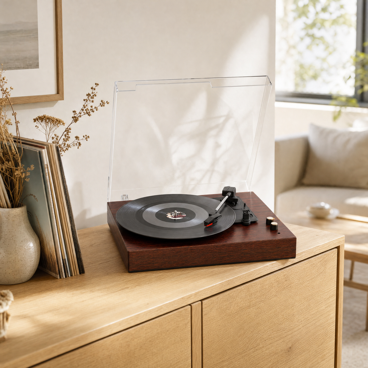 Platine Sillon acajou posée sur un buffet en chêne