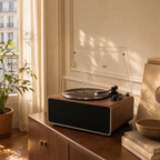 Platine vinyle Matrice en noyer, façade noire, sur un buffet dans un salon parisien